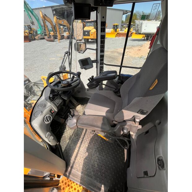 2016 فولفو L120H-46848425