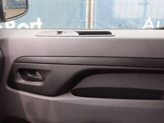 2019-peugeot-expert-traveller-46861681