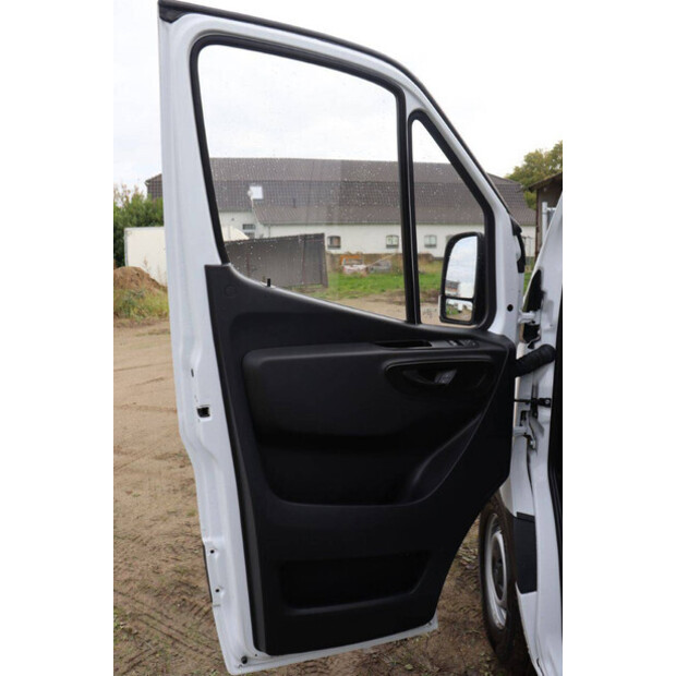 Mercedes-Benz SPRINTER-46864337