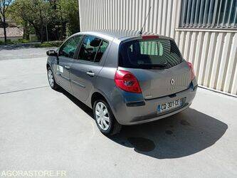2009-renault-clio-1449024-46907066