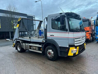 2016-mercedes-benz-1327-1449063-46910175