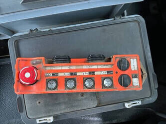 2016-mercedes-benz-1327-1449063-46910183