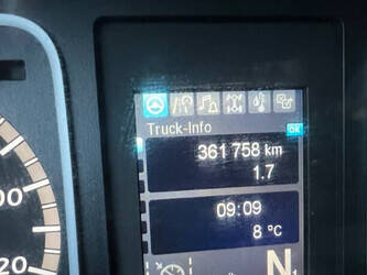 2016-mercedes-benz-1327-1449063-46910184