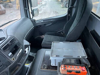 2016-mercedes-benz-1327-1449063-46910185