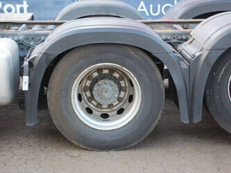 2016-mercedes-benz-antos-2533-1449075-46910692