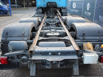 2016-mercedes-benz-antos-2533-1449075-46910696