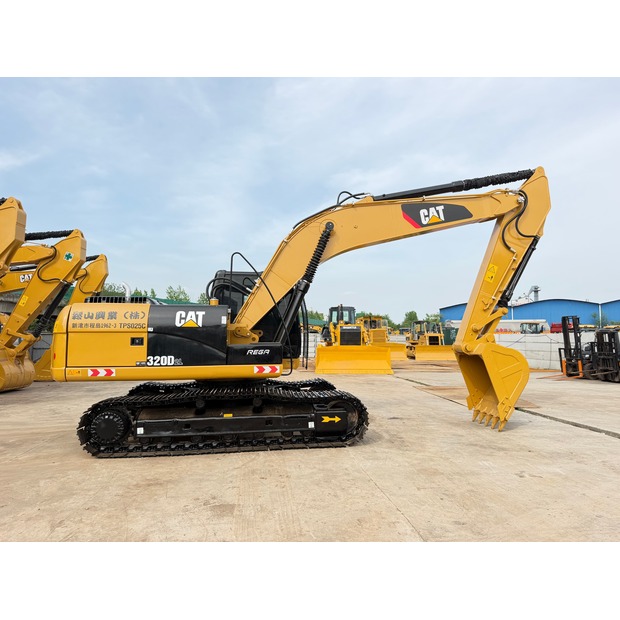 2019 Caterpillar 320D2L-46943940