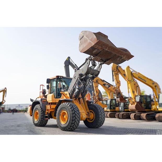 2017 فولفو L110H-46944094