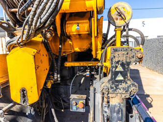 2011-mercedes-benz-axor-2529-1290783-46944398