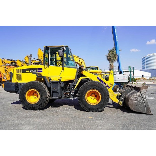 2011 Komatsu WA250-6-46944796