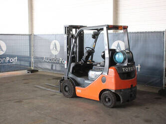 2017-toyota-02-8fgf15-1449386-46946820