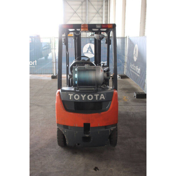 2017 تويوتا 02-8FGF15-46946821