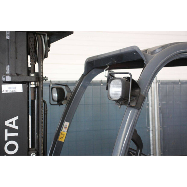 2017 تويوتا 02-8FGF15-46946830