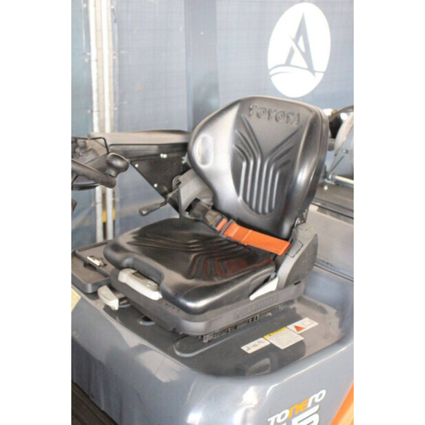 2017 تويوتا 02-8FGF15-46946842