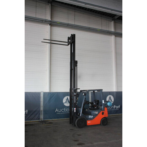 2017 تويوتا 02-8FGF15-46946846