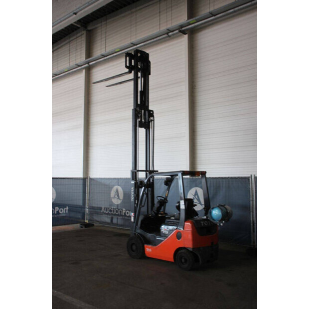 2017 تويوتا 02-8FGF15-46946848