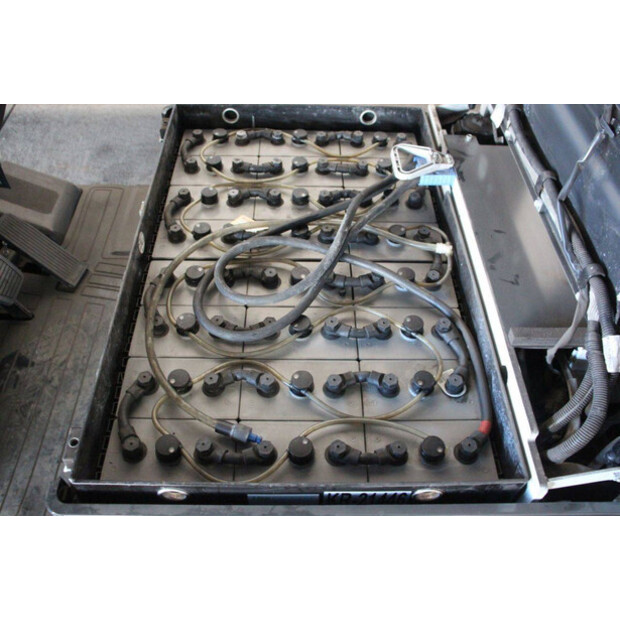 2015 UNICARRIERS AG1N1L18Q-46946932