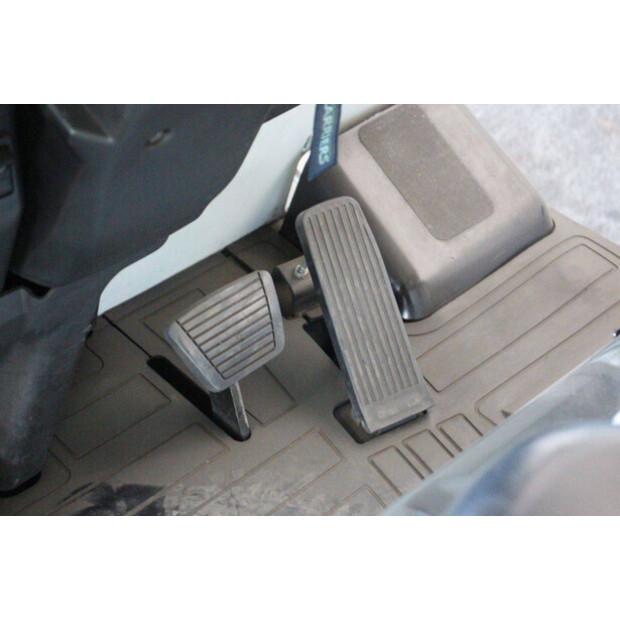 2015 UNICARRIERS AG1N1L18Q-46946937