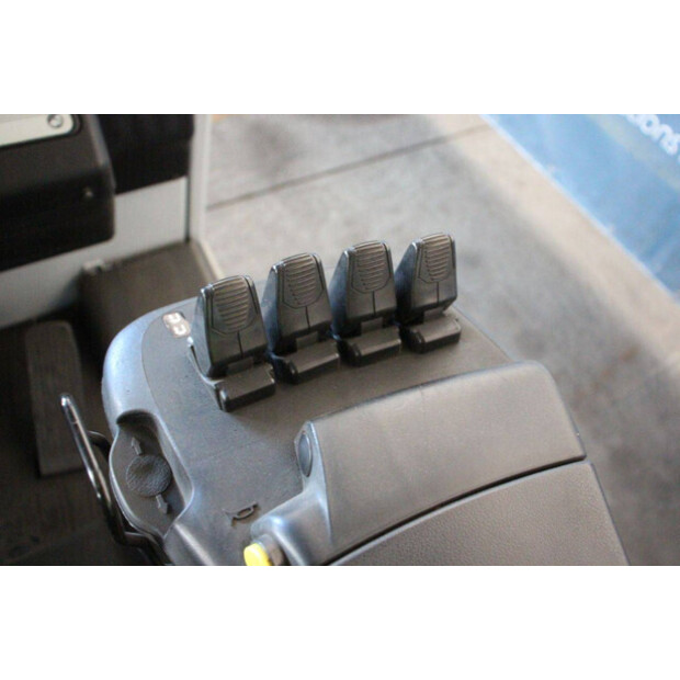 2015 UNICARRIERS AG1N1L18Q-46946939