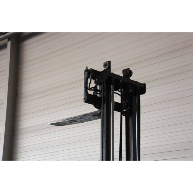 2015 UNICARRIERS AG1N1L18Q-46946944