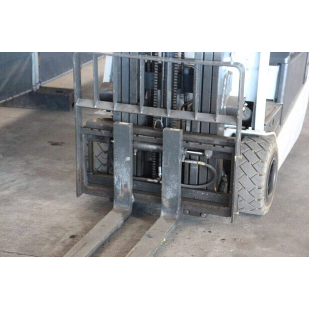 2015 UNICARRIERS AG1N1L18Q-46947044