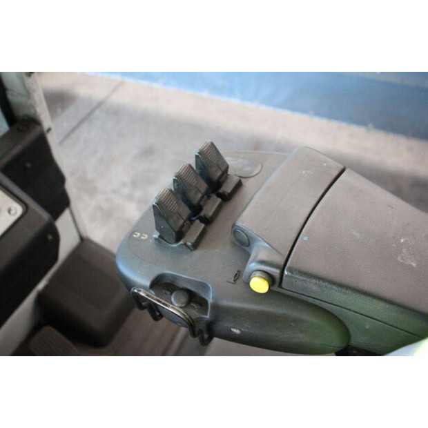 2015 UNICARRIERS AG1N1L18Q-46947058