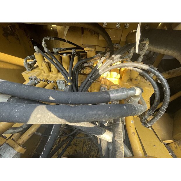 2022 كاتربيلر 340D2L-46965579