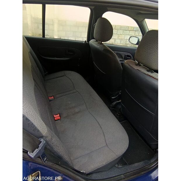 2004 Renault Clio-46983752