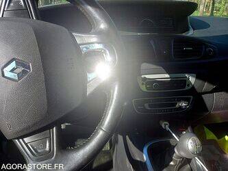 2016-renault-megane-1449878-46985776