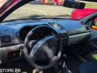 2002-renault-clio-1449904-46986047