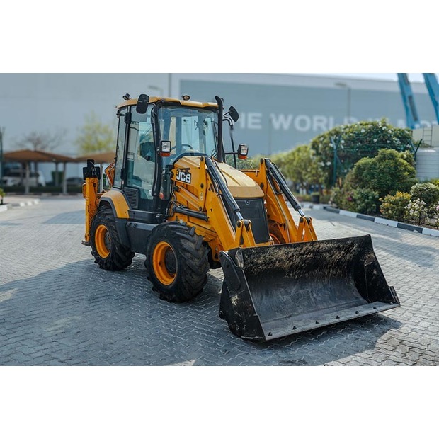 2016 جيه سي بي 3CX-46991692