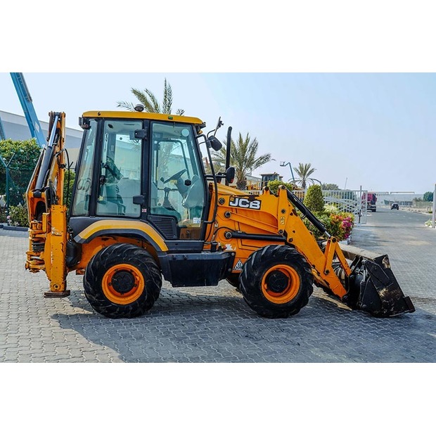 2016 جيه سي بي 3CX-46991693