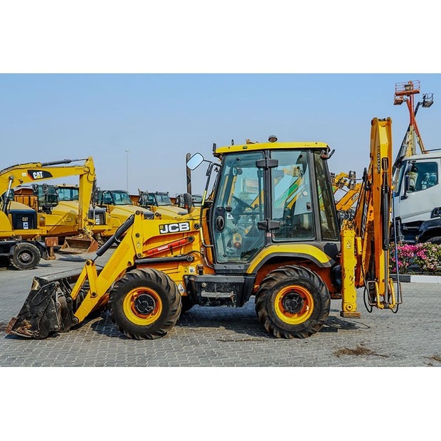 2016 جيه سي بي 3CX-46991696