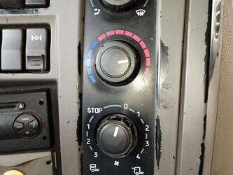2013-renault-premium-1450184-47006338