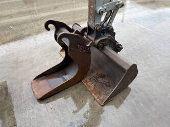 2010-takeuchi-tb235-1450582-47013749