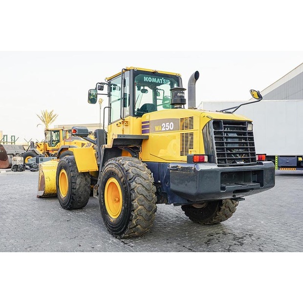 2013 كوماتسو WA250-6-47015736