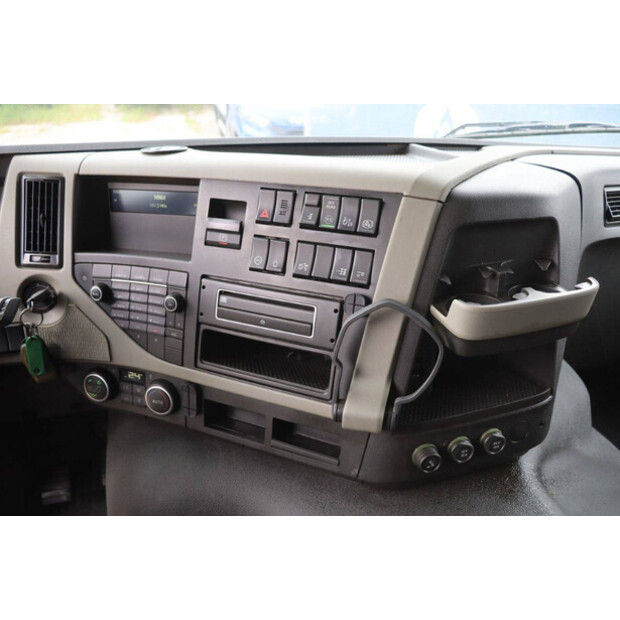 2015 فولفو FM-47040501