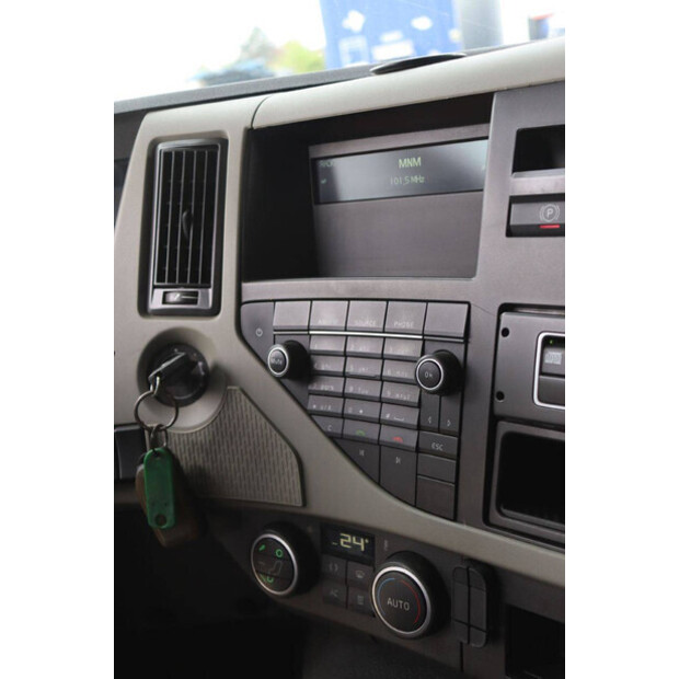 2015 فولفو FM-47040502