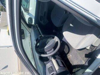 2005-renault-clio-1451210-47056851