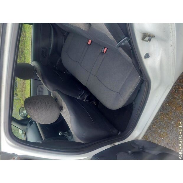 2004 Renault Clio-47057238