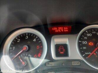 2011-renault-clio-1451219-47073172