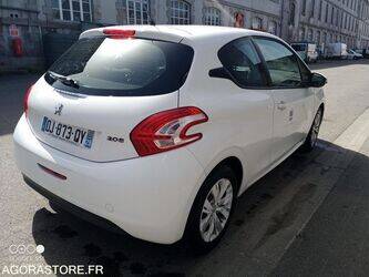 2014-peugeot-208-1451621-47109566