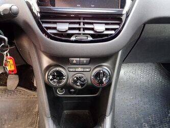 2014-peugeot-208-1451621-47109569