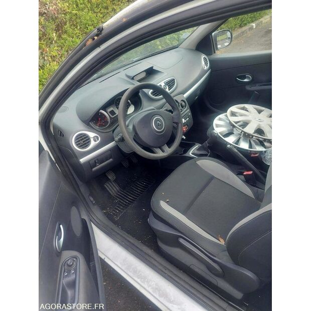 2010 Renault Clio-47109995