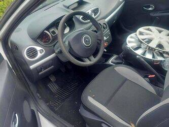 2010-renault-clio-1451682-47109995