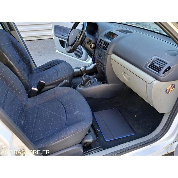 2003 Renault Clio-47110015
