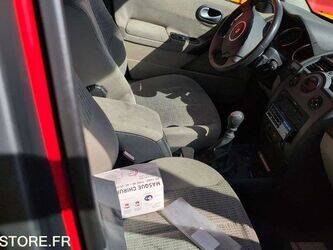 2009-renault-megane-1451686-47110031