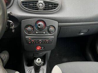2010-renault-clio-1451901-47127195
