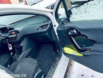 2015-peugeot-208-1451912-47127579