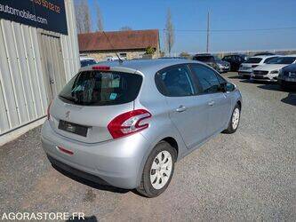 2014-peugeot-208-1451923-47127824